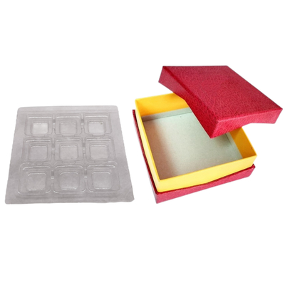 लाल चॉकलेट कठोर पेपर गिफ्ट बॉक्स पैकेजिंग 9Pcs प्लास्टिक क्लियर इनर फूड ग्रेड के साथ